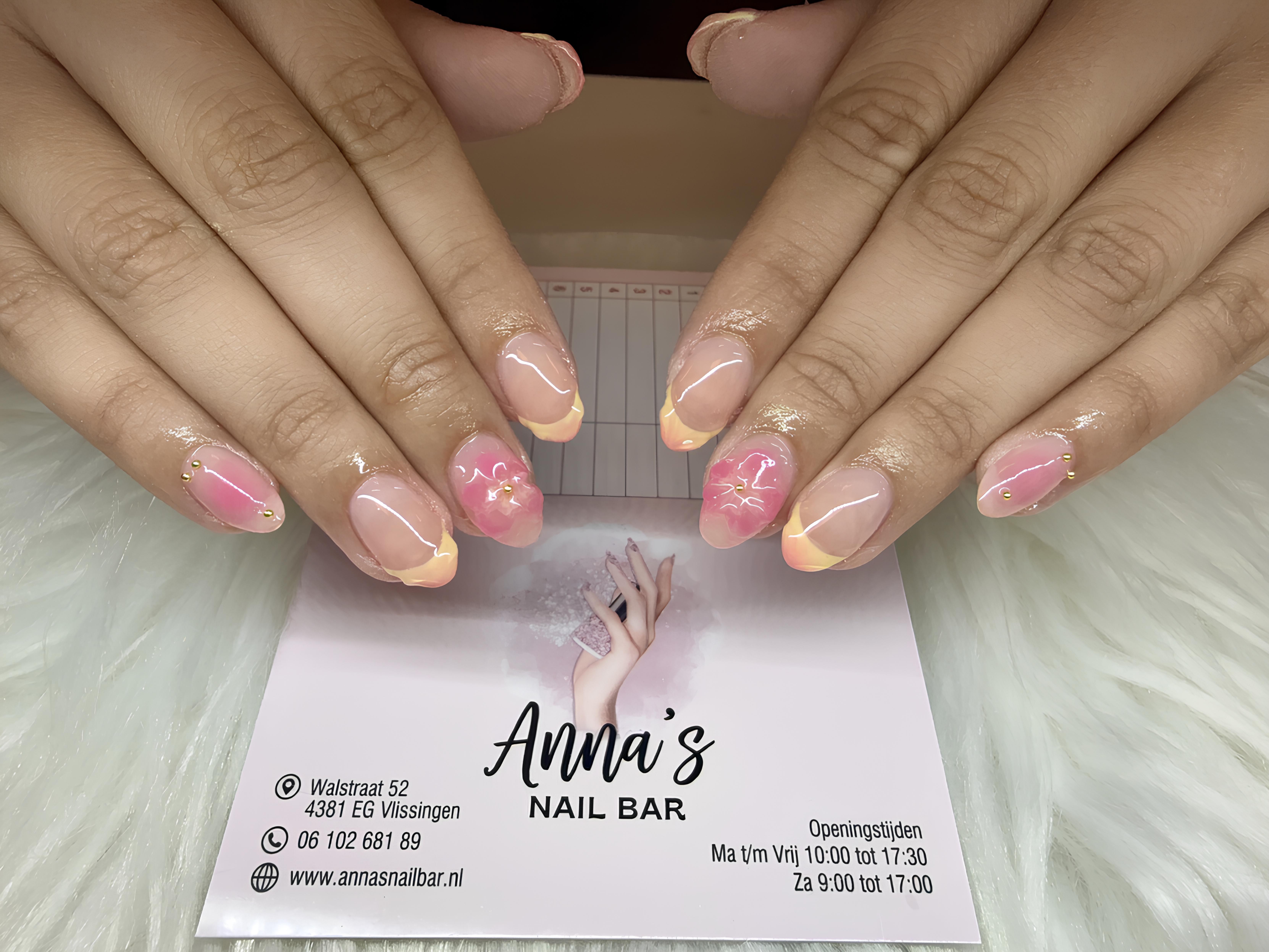 Roze nagels met florale nail art van Anna's Nail Bar